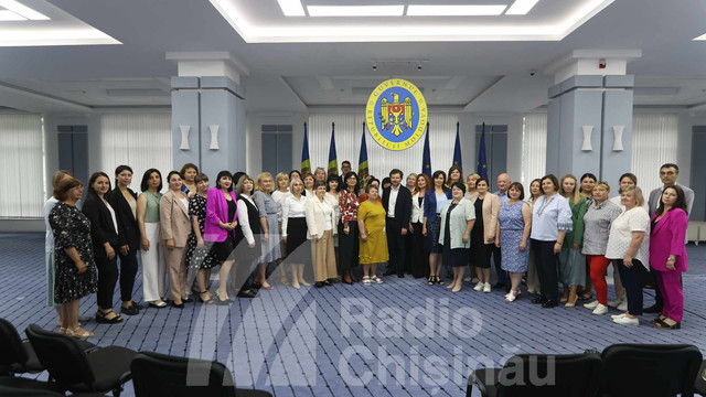 FOTO | 57 de profesori din R. Moldova pleacă în România pentru un curs intensiv de formare profesională. Ambasadorul României: „Astăzi este prima grupă care pleacă în România. Vor mai urma alte două grupe”