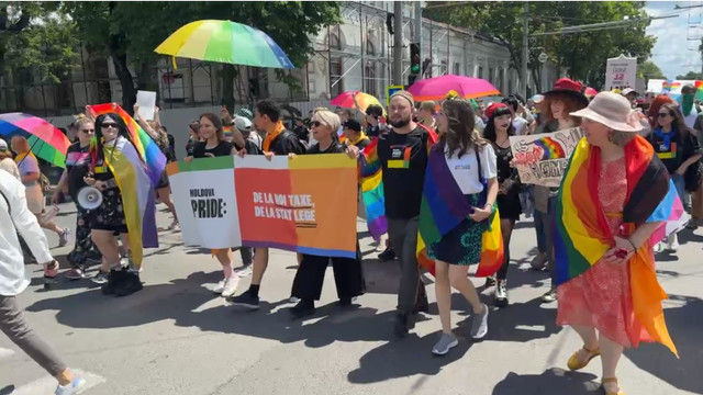 La Chișinău a avut loc marșul comunității LGBT+. O comunitate baptistă a organizat o contramanifestație