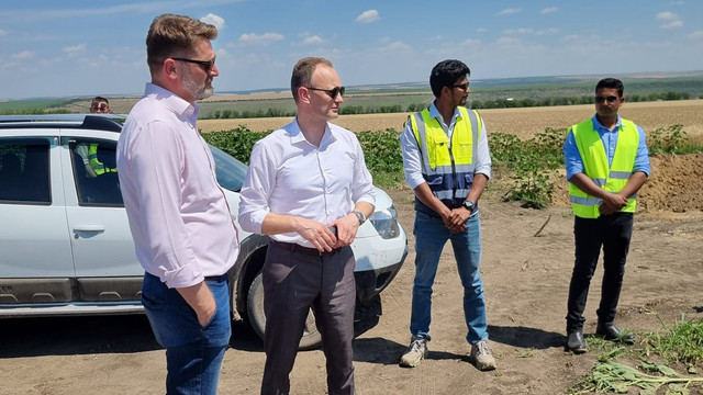 FOTO | Ambasadorul României, Cristian-Leon Țurcanu, o nouă vizită în UTA Găgăuzia. A fost oaspetele liceului cu predare în limba română din Vulcănești și a apreciat proiectul construcției liniei electrice aeriene 400kV Vulcănești-Chișinău