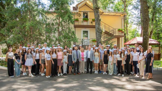 Peste 50 de tineri din R. Moldova participă la o tabără de vară dedicată educației financiare, organizată de BNM
