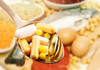 Combinații de alimente comune și medicamente care trebuie evitate, potrivit experților. De ce trebuie să renunțăm la lactate dacă luăm antibiotice
