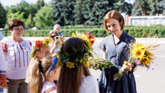 Maia Sandu a participat, împreună cu localnicii din raionul Telenești, la Festivalul „Hora Sânzienelor”