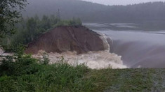 Ploile abundente au provocat ruperea unui baraj în Rusia
