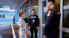 Maia Sandu i-a întâlnit la Paris pe carabinierii din Rep. Moldova care asigură ordinea publică la JO
