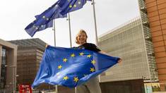Comisia Europeană oferă stagii de practică plătite. Tinerii au oportunitatea să lucreze la sediul din Bruxelles sau Luxemburg