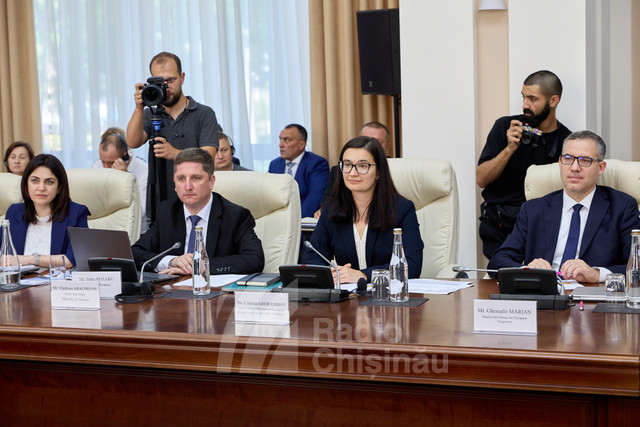 FOTO | Prima sesiune de screening bilateral. Oliver Varhelyi: „Trebuie să înregistrați progrese în clusterul fundamental și în clusterul sectorial”