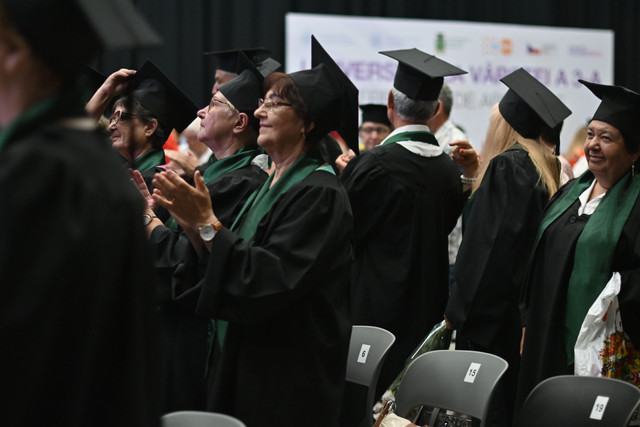 FOTO | Ceremonia de absolvire a primei promoții de la Universitatea Vârstei a Treia: 57 de studenți seniori au primit diplome 