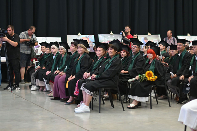 FOTO | Ceremonia de absolvire a primei promoții de la Universitatea Vârstei a Treia: 57 de studenți seniori au primit diplome 