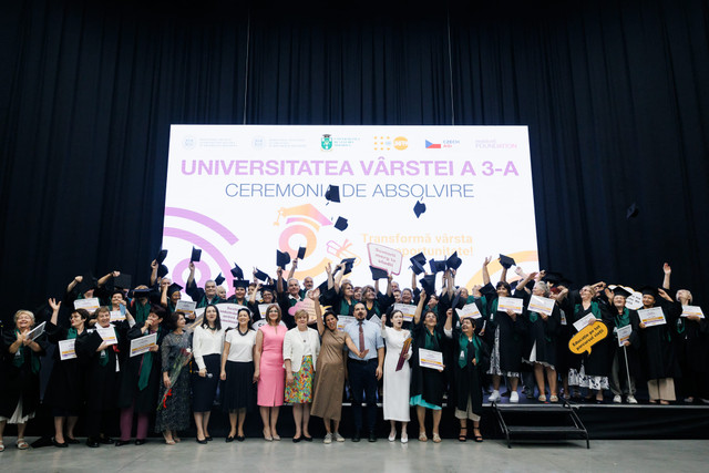 FOTO | Ceremonia de absolvire a primei promoții de la Universitatea Vârstei a Treia: 57 de studenți seniori au primit diplome 