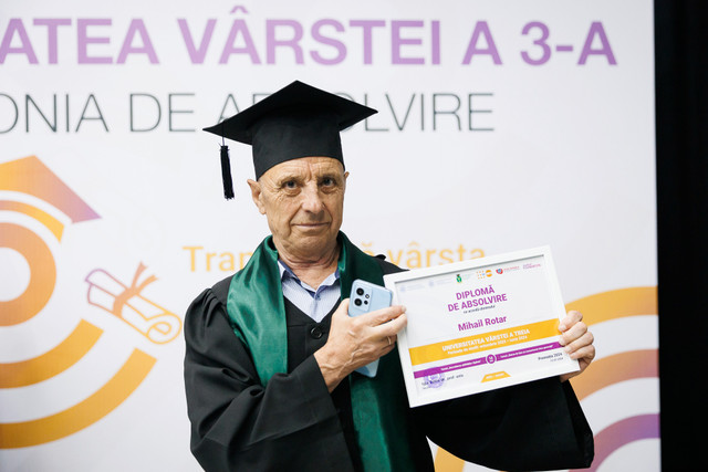 FOTO | Ceremonia de absolvire a primei promoții de la Universitatea Vârstei a Treia: 57 de studenți seniori au primit diplome 