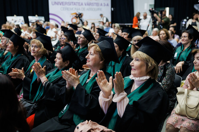 FOTO | Ceremonia de absolvire a primei promoții de la Universitatea Vârstei a Treia: 57 de studenți seniori au primit diplome 