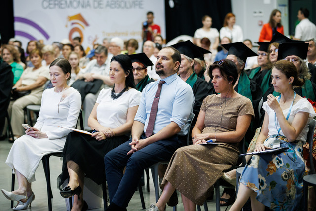 FOTO | Ceremonia de absolvire a primei promoții de la Universitatea Vârstei a Treia: 57 de studenți seniori au primit diplome 