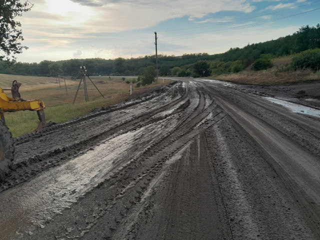 FOTO | Șapte drumuri naționale au fost afectate de ploile și vântul puternic de ieri. Au intervenit echipele specializate ale întreprinderii „.S.A Drumuri”