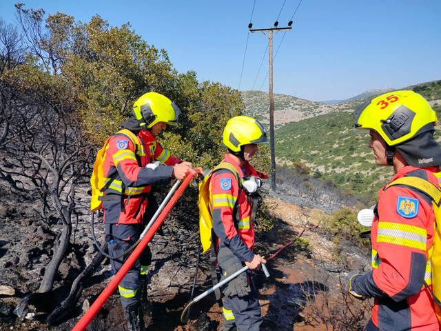 FOTO | A doua misiune a echipei pompierilor IGSU la lichidarea incendiului de vegetație în localitatea Vila din Grecia