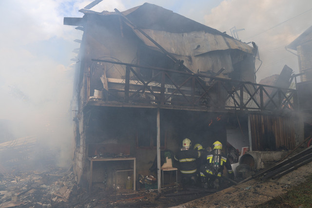 FOTO | Pompierii au intervenit pentru a stinge un incendiu de vegetație uscată în orașul Codru 