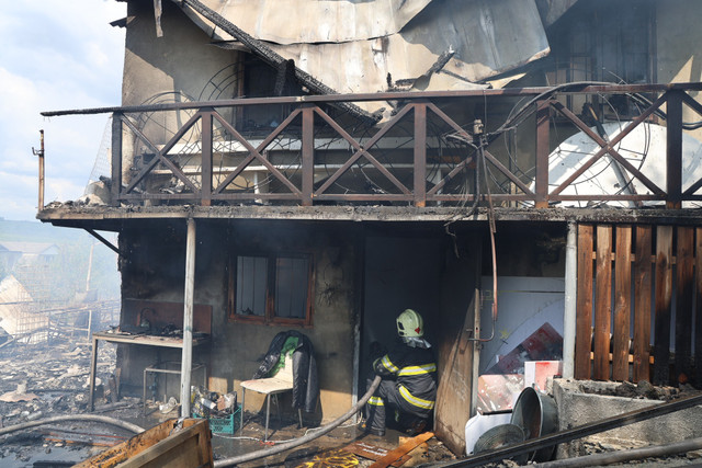 FOTO | Pompierii au intervenit pentru a stinge un incendiu de vegetație uscată în orașul Codru 