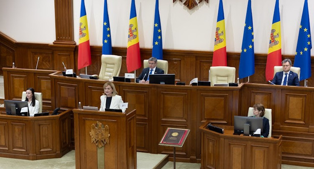 FOTO | Ședință solemnă a Parlamentului dedicată Zilei Constituției. Deputații comuniști și socialiști au părăsit sala de ședință