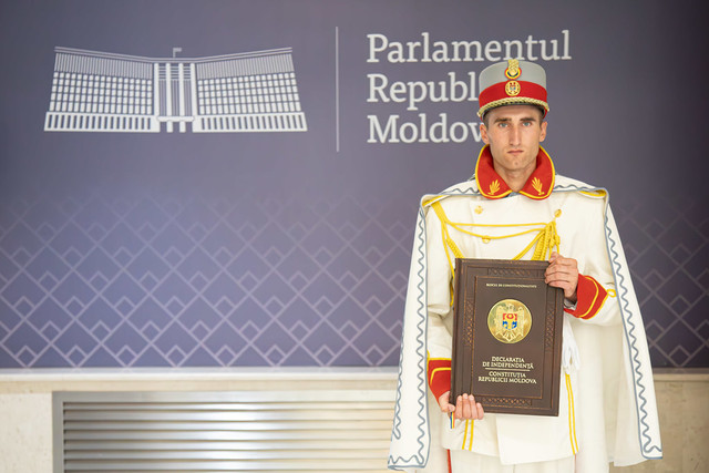 FOTO | Ședință solemnă a Parlamentului dedicată Zilei Constituției. Deputații comuniști și socialiști au părăsit sala de ședință