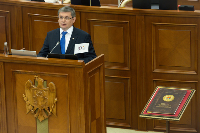 FOTO | Ședință solemnă a Parlamentului dedicată Zilei Constituției. Deputații comuniști și socialiști au părăsit sala de ședință