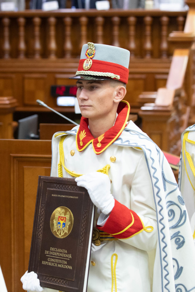 FOTO | Ședință solemnă a Parlamentului dedicată Zilei Constituției. Deputații comuniști și socialiști au părăsit sala de ședință