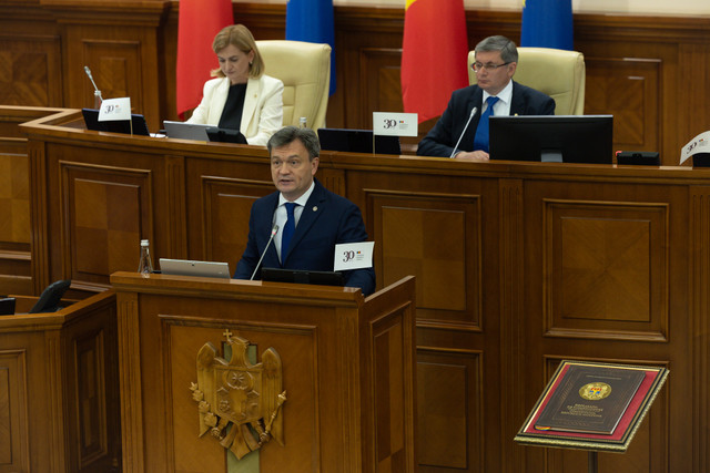 FOTO | Ședință solemnă a Parlamentului dedicată Zilei Constituției. Deputații comuniști și socialiști au părăsit sala de ședință