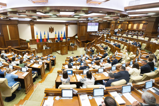 FOTO | Ședință solemnă a Parlamentului dedicată Zilei Constituției. Deputații comuniști și socialiști au părăsit sala de ședință