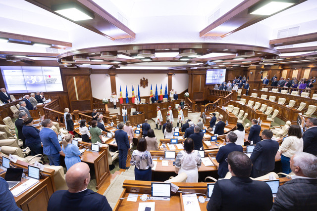 FOTO | Ședință solemnă a Parlamentului dedicată Zilei Constituției. Deputații comuniști și socialiști au părăsit sala de ședință