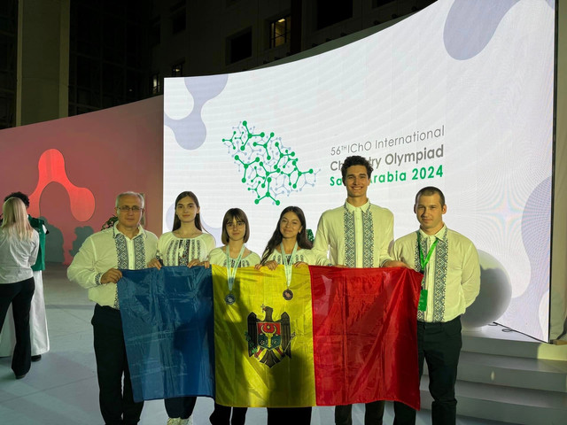 FOTO | Lotul olimpic al Rep. Moldova a obținut două medalii și două mențiuni de onoare la Olimpiada Internațională la Chimie