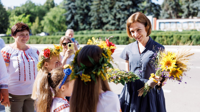 Maia Sandu a participat, împreună cu localnicii din raionul Telenești, la Festivalul „Hora Sânzienelor”