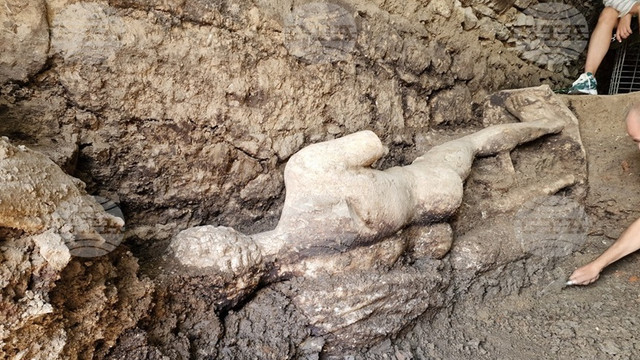 O statuie de marmură a zeului Hermes, descoperită de arheologii bulgari într-un canal