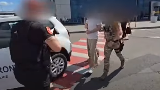 VIDEO | Liderul de origine georgiană al unei grupări extremiste, care plănuia atentate  teroriste împotriva evreilor din SUA, a fost arestat pe Aeroportul Chișinău