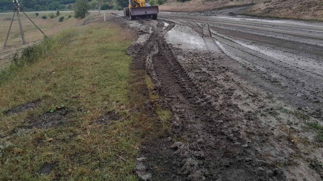 FOTO | Șapte drumuri naționale au fost afectate de ploile și vântul puternic de ieri. Au intervenit echipele specializate ale întreprinderii „.S.A Drumuri”