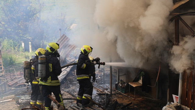 FOTO | Pompierii au intervenit pentru a stinge un incendiu de vegetație uscată în orașul Codru 