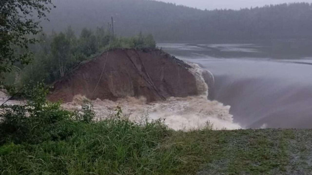 Ploile abundente au provocat ruperea unui baraj în Rusia
