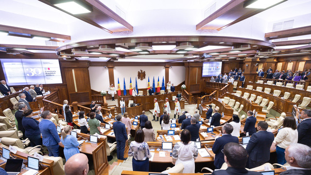 FOTO | Ședință solemnă a Parlamentului dedicată Zilei Constituției. Deputații comuniști și socialiști au părăsit sala de ședință