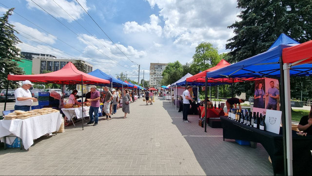 FOTO | La Chișinău sunt organizate târguri cu produse autohtone