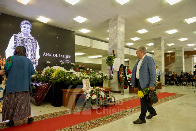 GALERIE FOTO | A avut loc ceremonia funerară a interpretului Anatol Latîșev