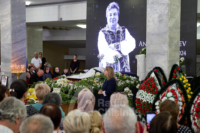 GALERIE FOTO | A avut loc ceremonia funerară a interpretului Anatol Latîșev