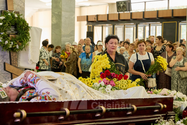 GALERIE FOTO | A avut loc ceremonia funerară a interpretului Anatol Latîșev