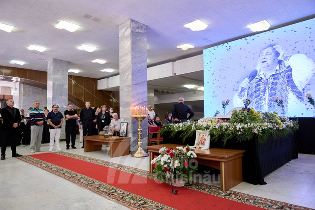 GALERIE FOTO | A avut loc ceremonia funerară a interpretului Anatol Latîșev