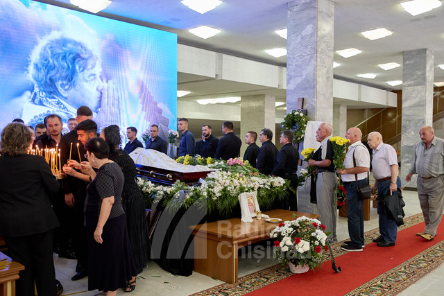 GALERIE FOTO | A avut loc ceremonia funerară a interpretului Anatol Latîșev