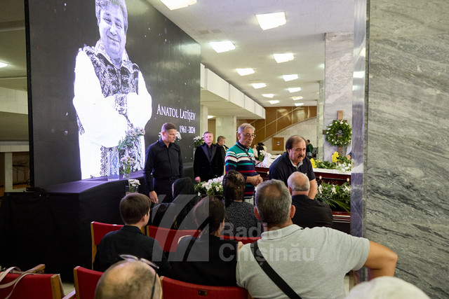 GALERIE FOTO | A avut loc ceremonia funerară a interpretului Anatol Latîșev