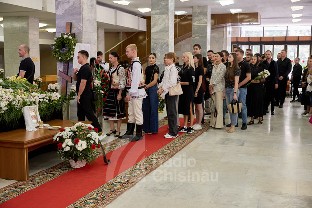 GALERIE FOTO | A avut loc ceremonia funerară a interpretului Anatol Latîșev