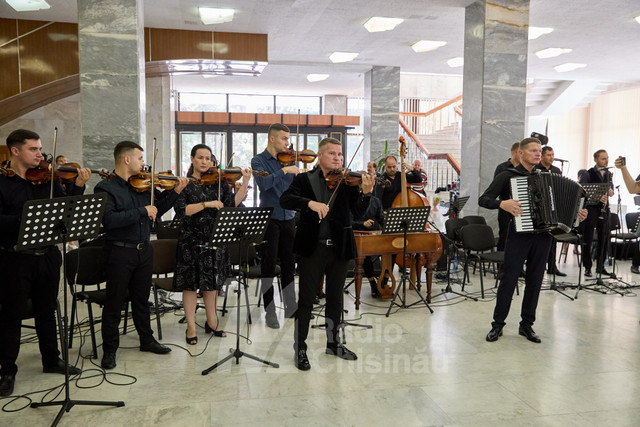 GALERIE FOTO | A avut loc ceremonia funerară a interpretului Anatol Latîșev