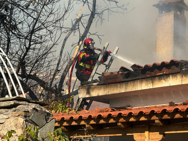 FOTO | Echipa IGSU a intervenit la stingerea incendiilor de vegetație și de pădure din Grecia