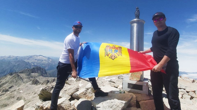 Doi cetățeni ai Republicii Moldova au cucerit cel mai înalt vârf din Munții Pirinei: „A fost o mândrie să arborăm drapelul la așa o înălțime”