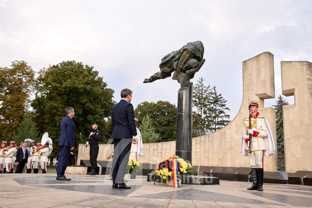 FOTO | Dorin Recean și Igor Grosu au depus flori la monumentul „Maica Îndurerată: „Să ne unim cu toții ca națiune și determinați să mergem înainte spre un viitor european”