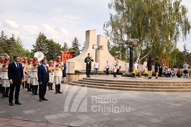 FOTO | Dorin Recean și Igor Grosu au depus flori la monumentul „Maica Îndurerată: „Să ne unim cu toții ca națiune și determinați să mergem înainte spre un viitor european”