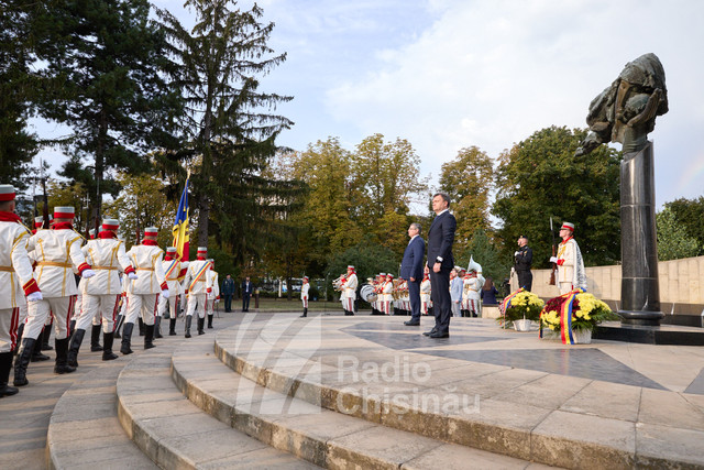 FOTO | Dorin Recean și Igor Grosu au depus flori la monumentul „Maica Îndurerată: „Să ne unim cu toții ca națiune și determinați să mergem înainte spre un viitor european”