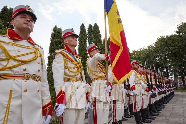 FOTO | Dorin Recean și Igor Grosu au depus flori la monumentul „Maica Îndurerată: „Să ne unim cu toții ca națiune și determinați să mergem înainte spre un viitor european”